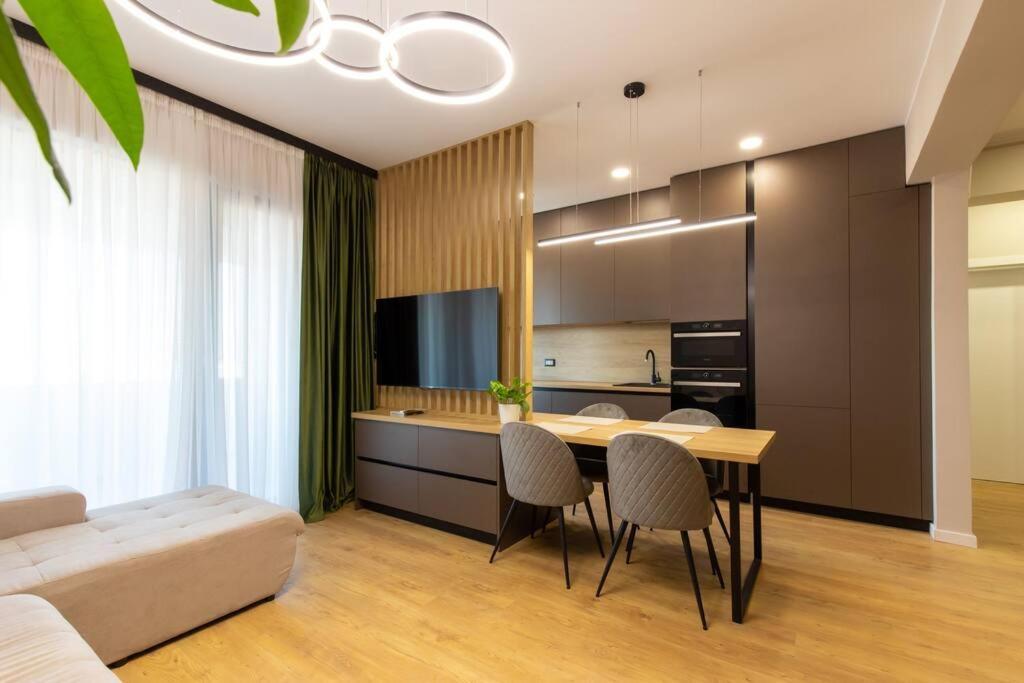 Elegant 2 Bedroom Retreat Bucarest Esterno foto