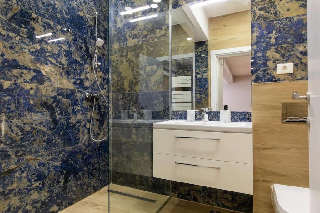Elegant 2 Bedroom Retreat Bucarest Esterno foto